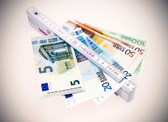 Zollstock und Banknoten
