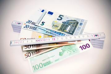 Zollstock und Banknoten