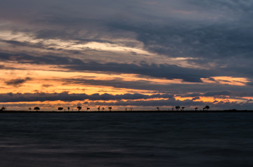 Naklejka premium Scenic view of sea against dramatic sky