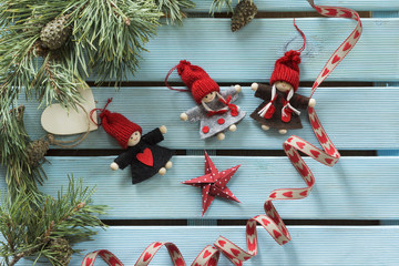Decoración de Navidad hecha a mano sobre fondo de madera pintada en azul.  Vista aérea Imagen...