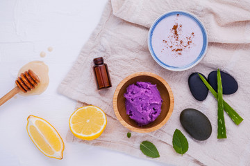 Obraz na płótnie Canvas Homemade skin care and body scrub with natural ingredients lemon