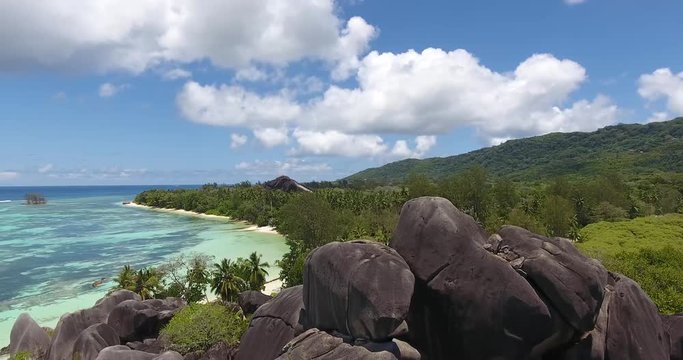 Flug &uuml;ber die Granitfelsen von La Digue Seychellen