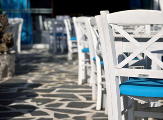 Sedie allineate in una tipica taverna Greca, isola di Rodi