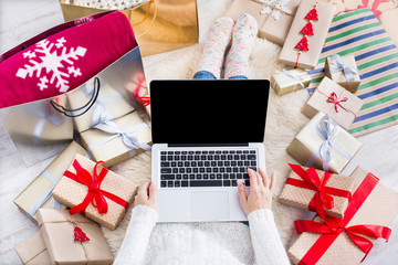 Fototapeta premium Woman shopping online with laptop