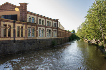 Industriestadt Köping in Schweden Fluss mit Fabrik