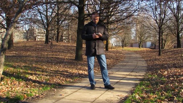 Uomo in attesa al parco - smartphone
