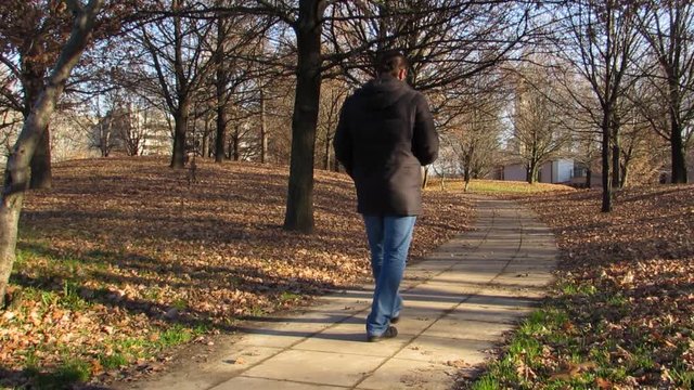 uomo guardingo al parco - solitario