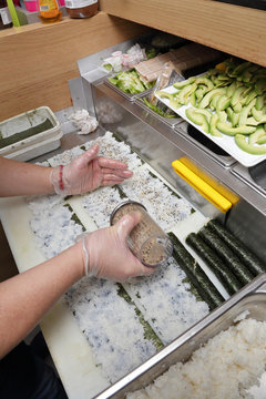 fabrication de sushis dans un restaurant par un cuisinier