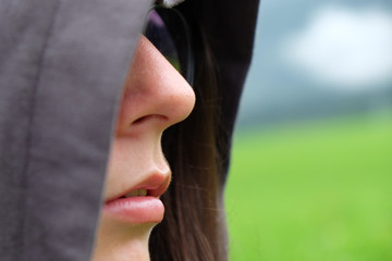 Ragazza con felpa che guarda e aspetta