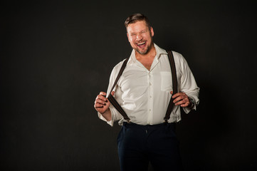 мужчина в студии