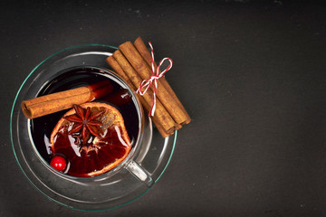Weihnachten - Glühwein mit Gewürzen in einer Glastasse