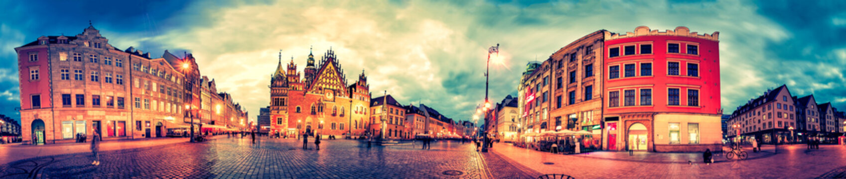Fototapeta Wrocławski rynek z urzędem miasta podczas zmierzchu wieczór, Polska, Europa. Panoramiczny montaż z 27 zdjęć HDR z efektami przetwarzania końcowego