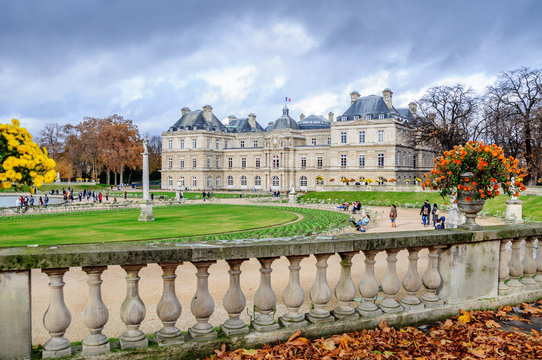 Parc du Luxembourg et S&eacute;nat &agrave; Paris