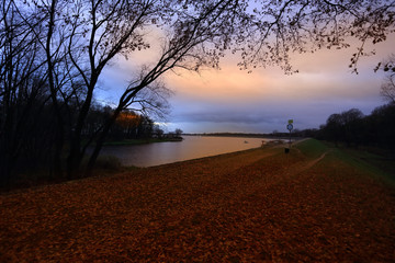 Zachód słońca nad jeziorem jesienią. © Stanisław Błachowicz