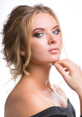 портрет молодой красивой девушки  с ярким макияжем на белом фоне