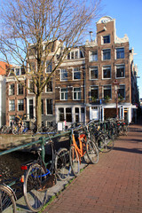 Bicyclettes sur les quais d'Amsterdam, Pays-Bas