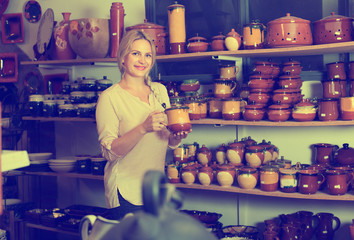 Obraz premium Woman choosing ceramic utensil