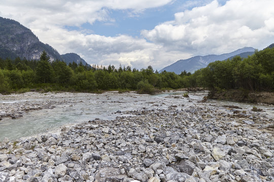 Flussbett und Ufer in den Alpen