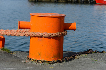 Naklejka premium Bollard with mooring rope