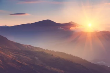 Foto auf Acrylglas Schöne Landschaft in den Bergen bei Sonnenaufgang. Blick auf neblige Hügel, die von Wald bedeckt sind. Gefiltertes Bild: Kreuzverarbeiteter Retro-Effekt. © vovik_mar