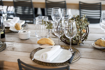 Mesa comedor elegante lista para un evento