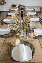 Mesa comedor elegante lista para un evento