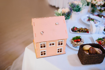 little house to collect money at the wedding