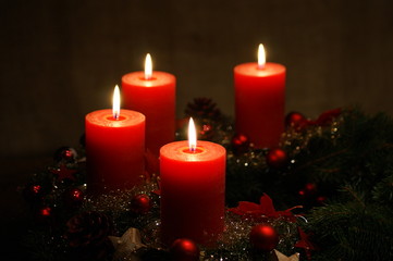 Obraz na płótnie Canvas 4. Advent - Adventskranz mit 4 roten Kerzen