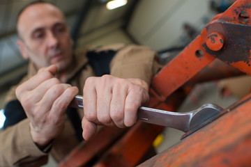 Obraz premium mechanic man using a wrench