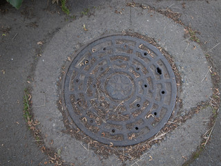 古びたマンホール