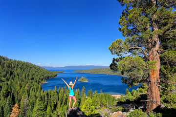 Obraz premium Young woman enjoying the view of Emerald Bay at Lake Tahoe, Cali