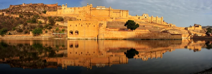 Tableaux sur verre Travaux détablissement Panorama of Amber Fort reflected in Maota Lake near Jaipur, Raja
