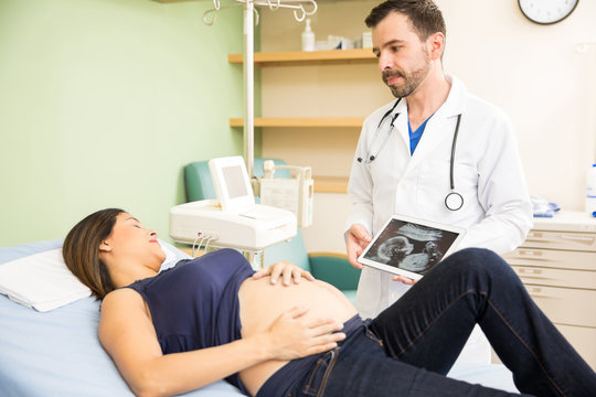 Doctor giving news to pregnant woman