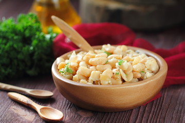 Boiled white haricot