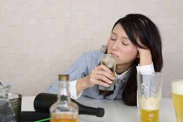 お酒を飲みすぎた女性