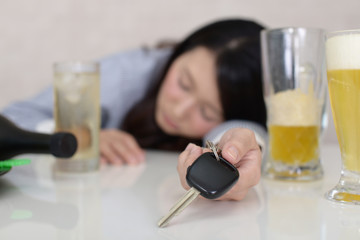 お酒を飲みすぎた女性