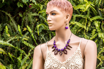 Collier fantaisie
Collier fantaisie et artisanal local à l'île de la Réunion.