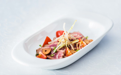  sliced beef with vegetable garnish