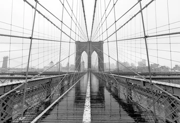Fotobehang Brooklyn Bridge op stormachtige regendag. In zwart en wit. © Pineapples