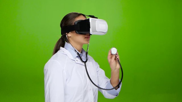Nurse passes practice with the help of virtual reality glasses