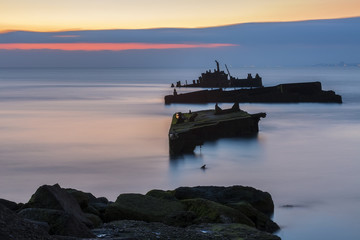 Obraz premium Seascape with broken ship, wreck