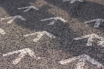 Pfeile auf Asphalt