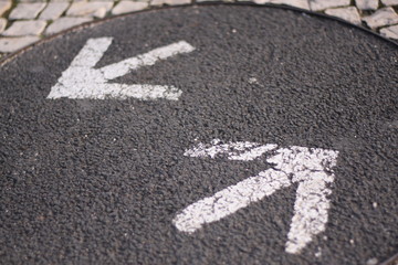 2 Pfeile auf Asphaltboden