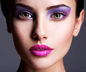 Tuinposter Mooi meisje gezicht close-up met paarse oog make-up. mode m © Valua Vitaly