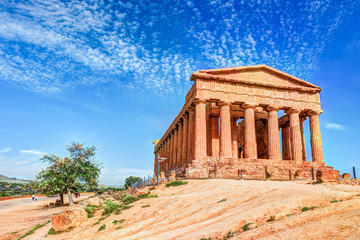 The famous Temple of Concordia in the Valley of Temples near Agrigento, Sicily - obrazy, fototapety, plakaty