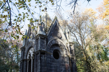 Sepolcro isolato nel bosco