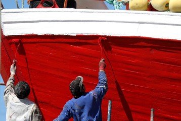 réparation et peinture d'un vieux chalutier