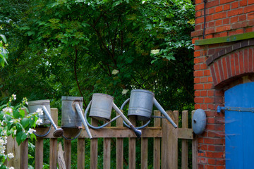 Gie&szlig;kannen am Zaun