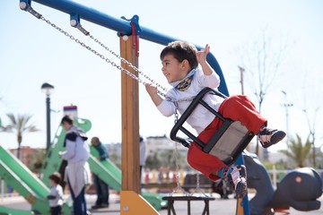 Niño en columpio