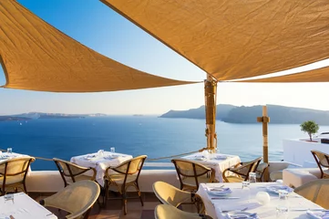 Papier Peint photo Lavable Santorin restaurant on terrace with view on sea, Santorini island, Cyclades, Greece